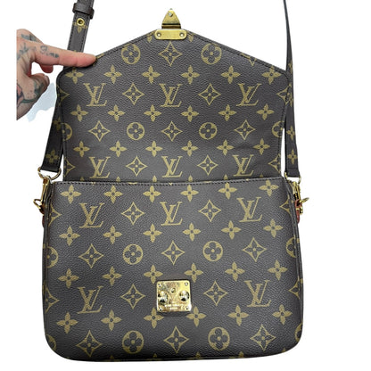 LOUIS VUITTON Monogram Pochette Metis Crossbody Bag Brown Gold Hardware LO2307