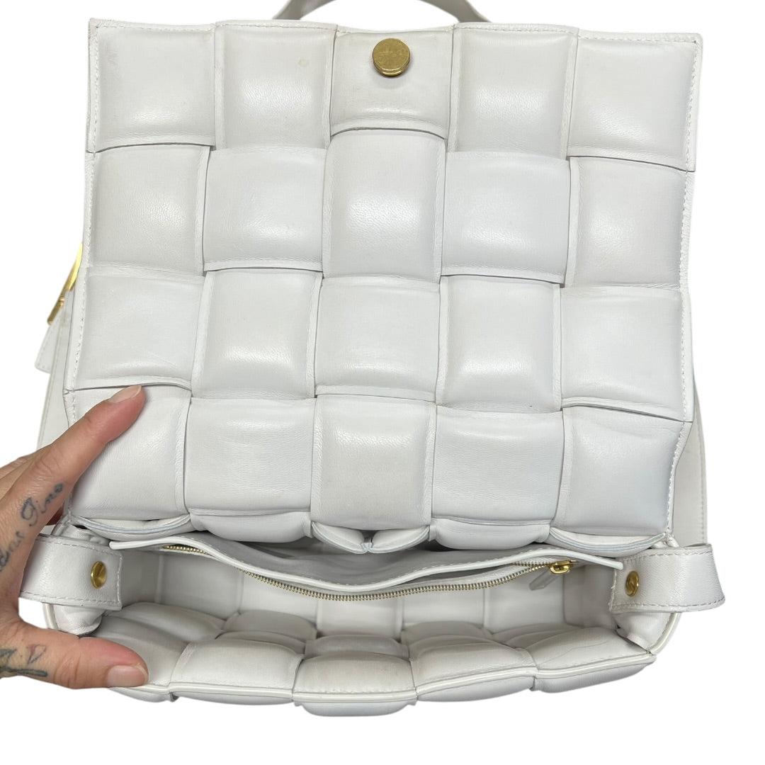 BOTTEGA VENETA Maxi Intrecciato Padded Cassette Shoulder Bag White Gold Hardware BO33