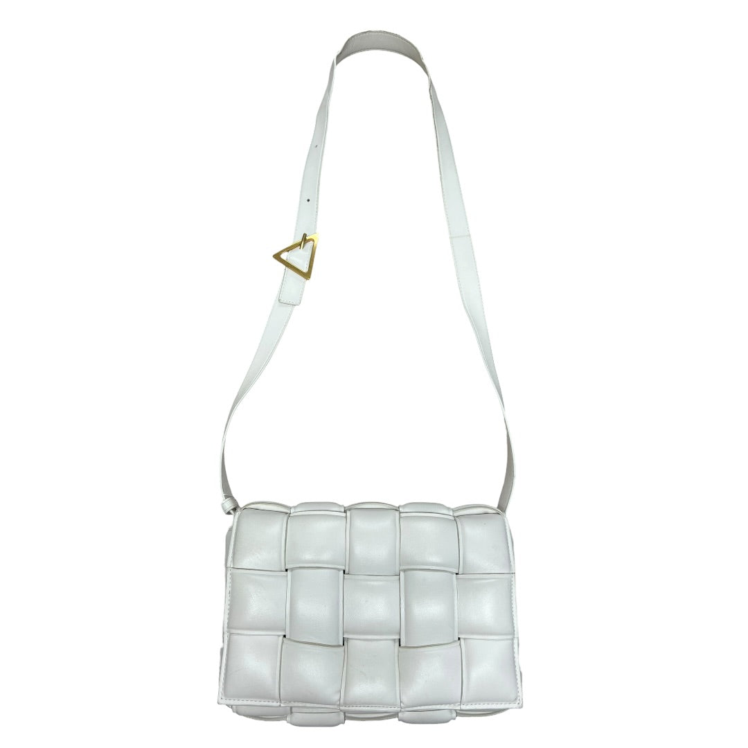 BOTTEGA VENETA Maxi Intrecciato Padded Cassette Shoulder Bag White Gold Hardware BO33