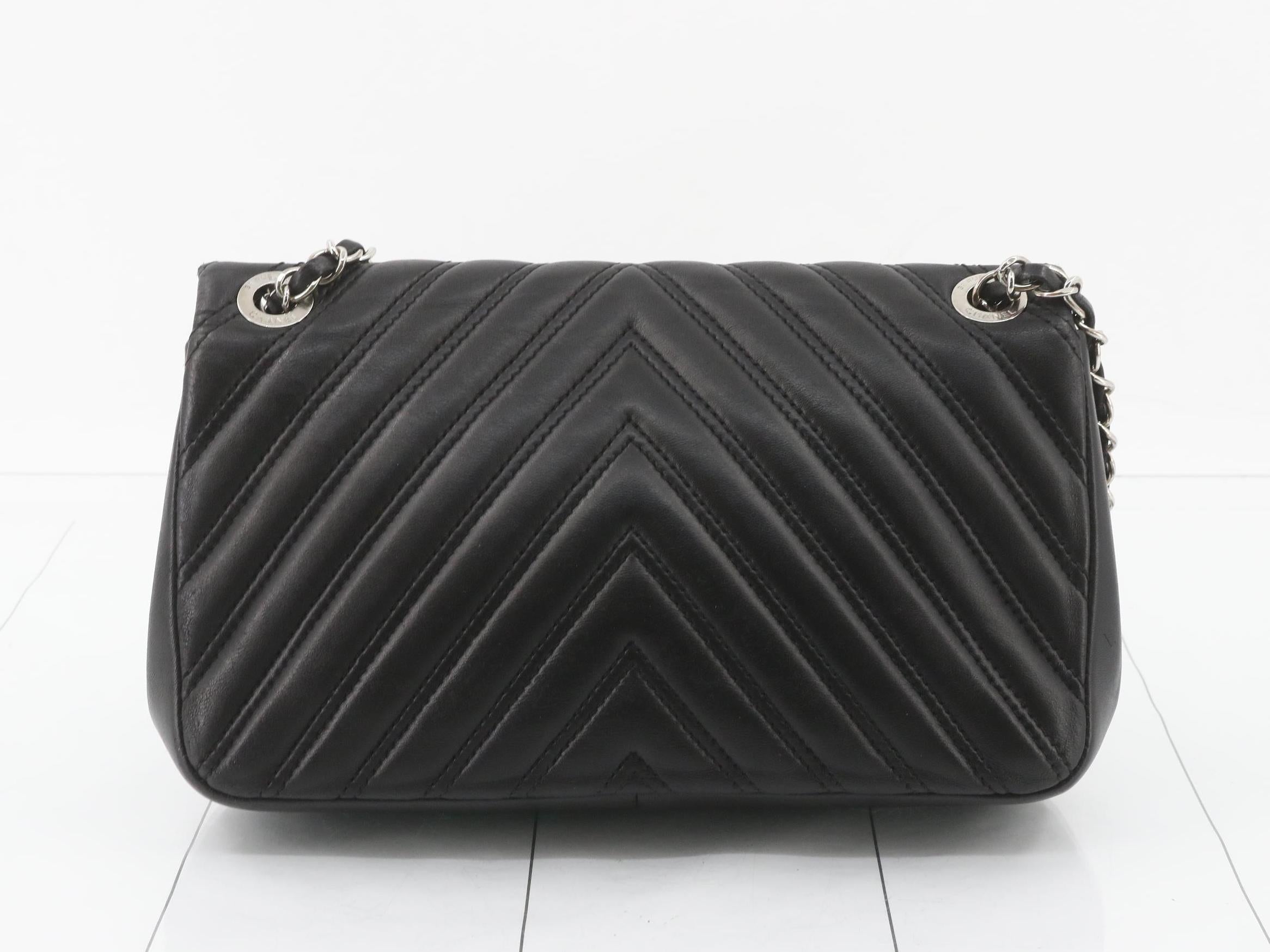 Clutch with chain - Shiny lambskin, imitation pearl & gold