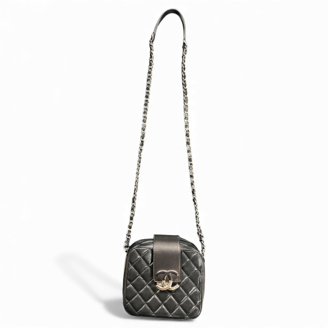 CHANEL Matelasse Chain Shoulder Bag CH1985