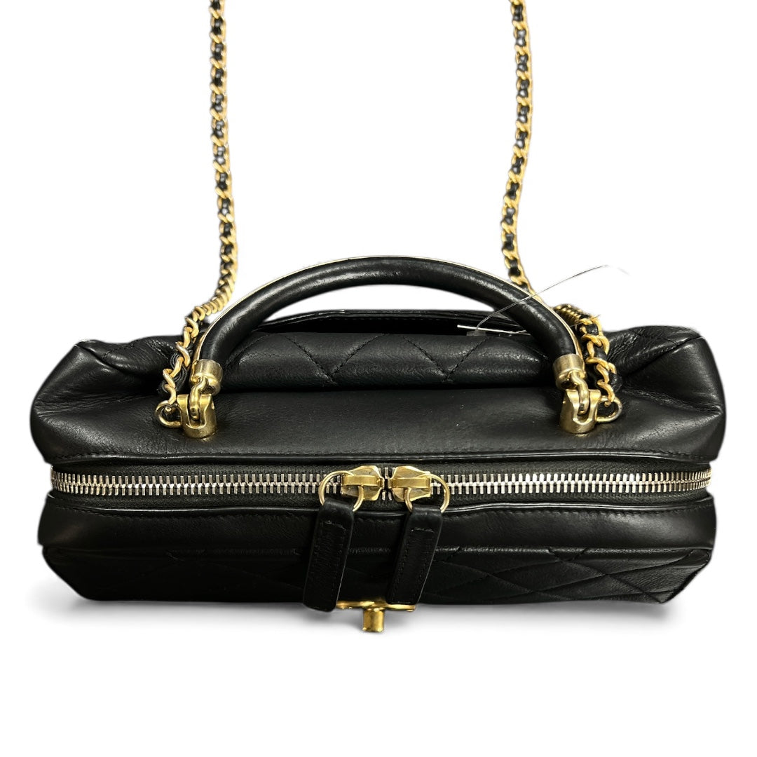 CHANEL Matelassé Black Shoulder Bag CH1976