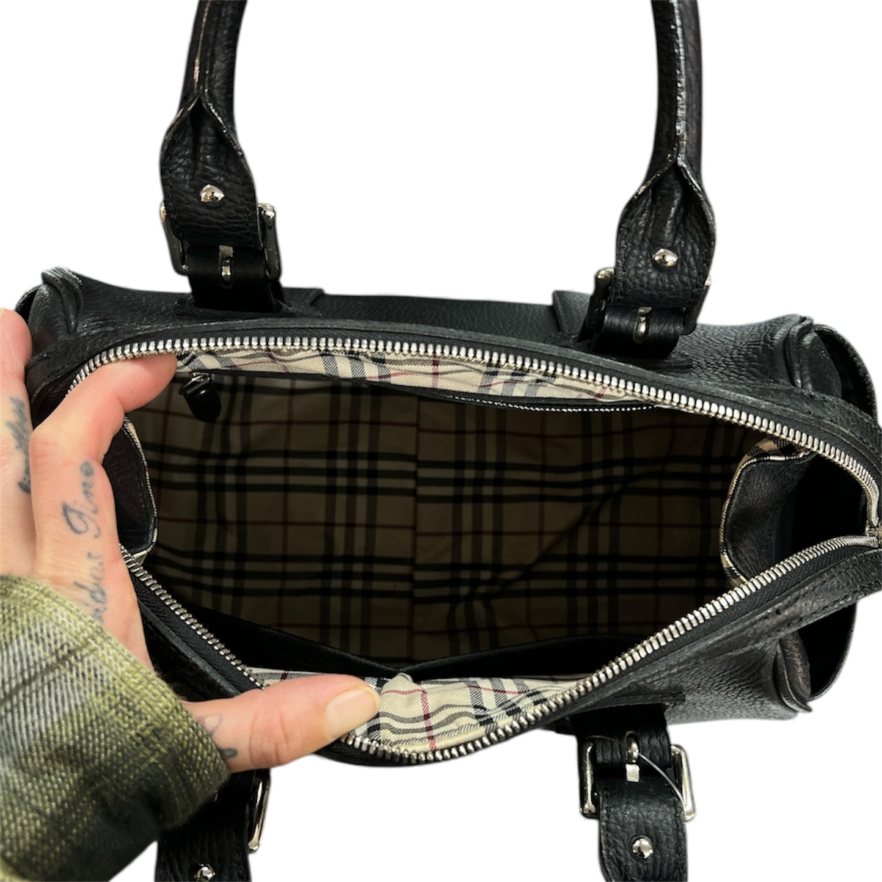 BURBERRY ブラック レザー ハンドバッグ BURBERRY ブラック レザー ハンドバッグ BU1012 – T-Family