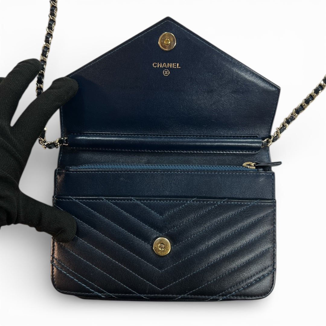 CHANEL Chevron V-Stitch Chain  Shoulder Bag CH2052